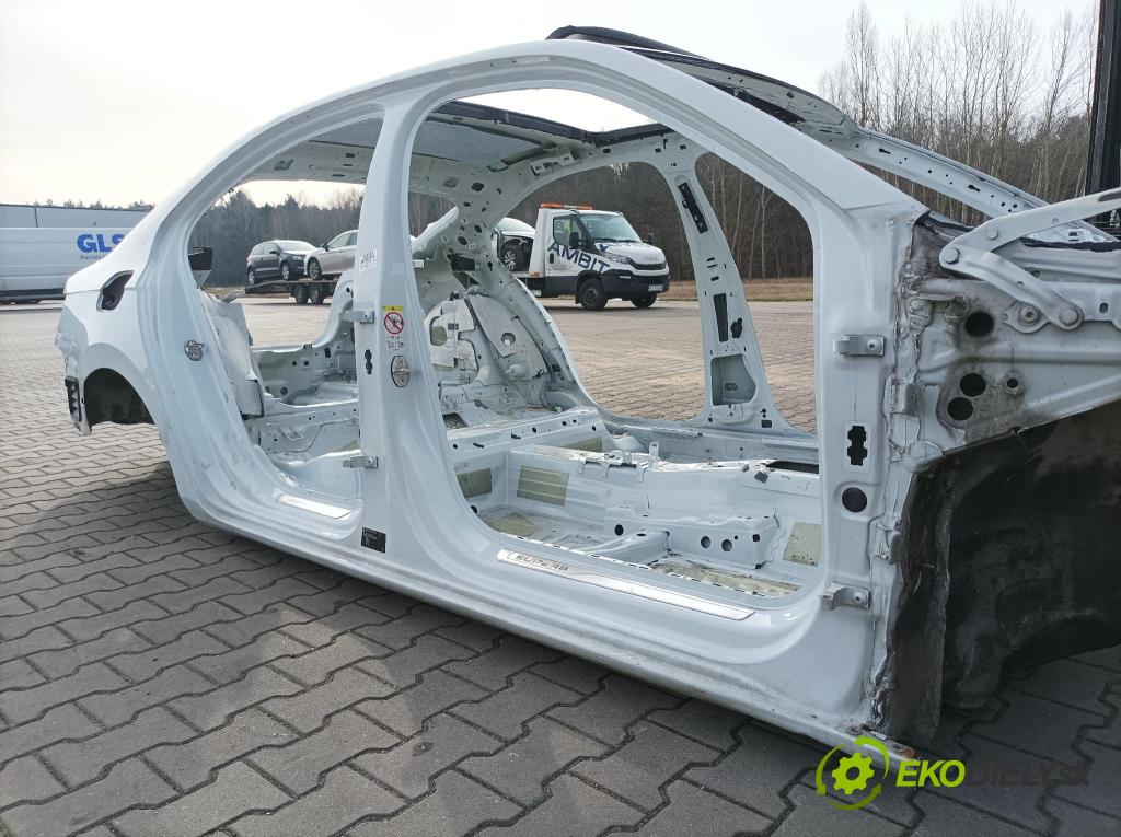 Skoda Superb 2019 práh v pravo: 