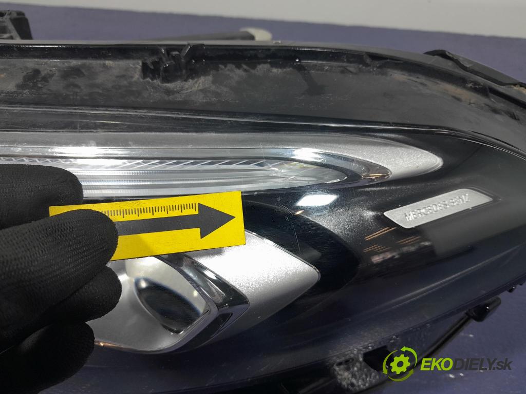 Mercedes A-klasa 2019 Reflektor: Vľavo: