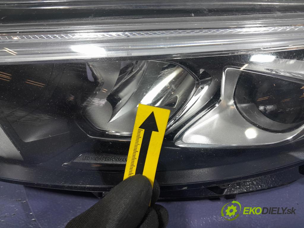 Mercedes A-klasa 2019 Reflektor: Vľavo: