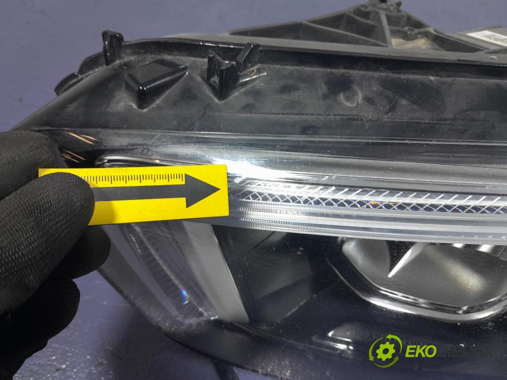 Mercedes A-klasa 2019 Reflektor: Vľavo: