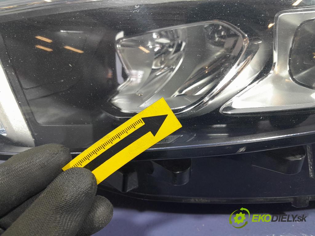 Mercedes A-klasa 2019 Reflektor: Vľavo: