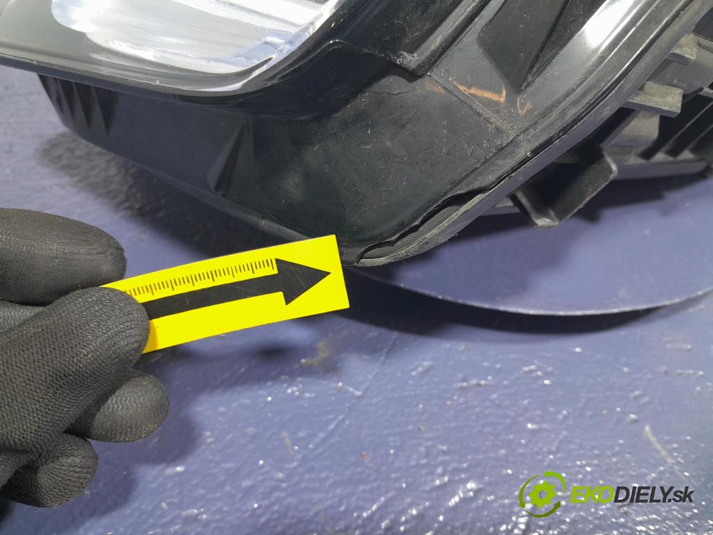 Mercedes A-klasa 2019 Reflektor: Vľavo: