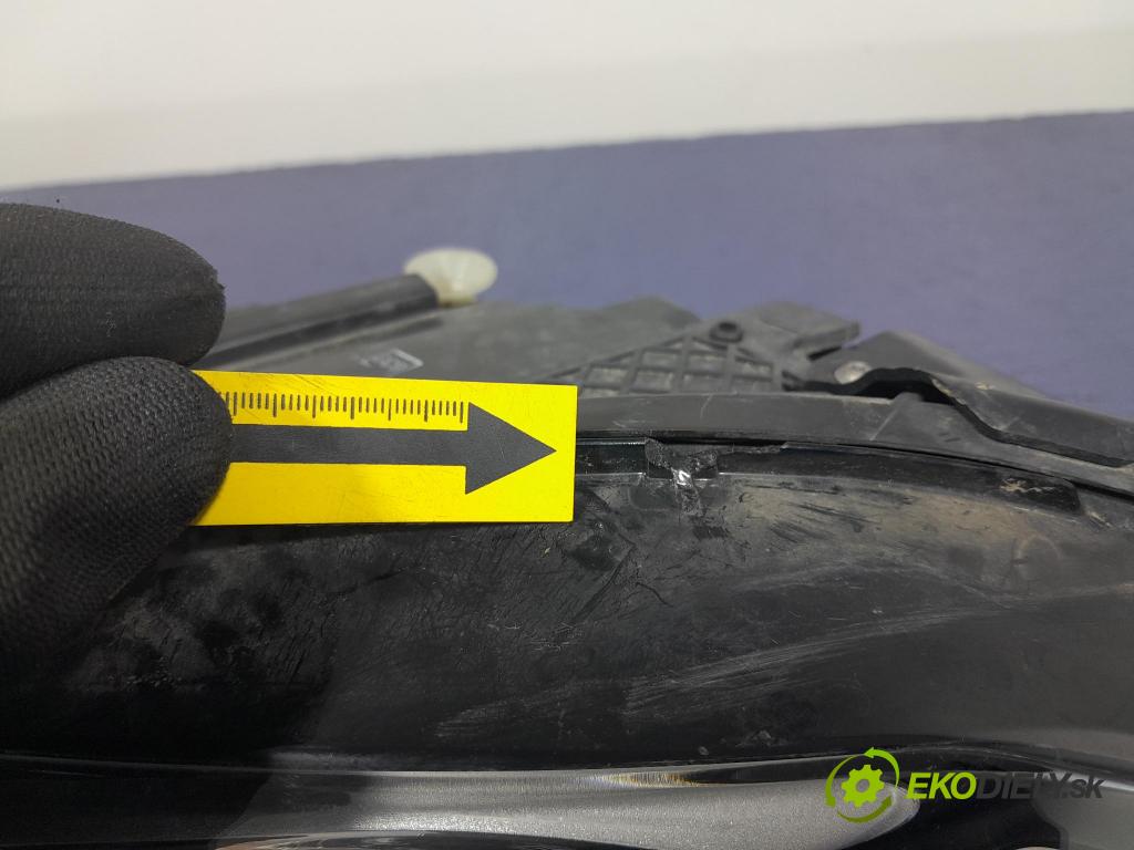 Mercedes A-klasa 2019 Reflektor: Vľavo: