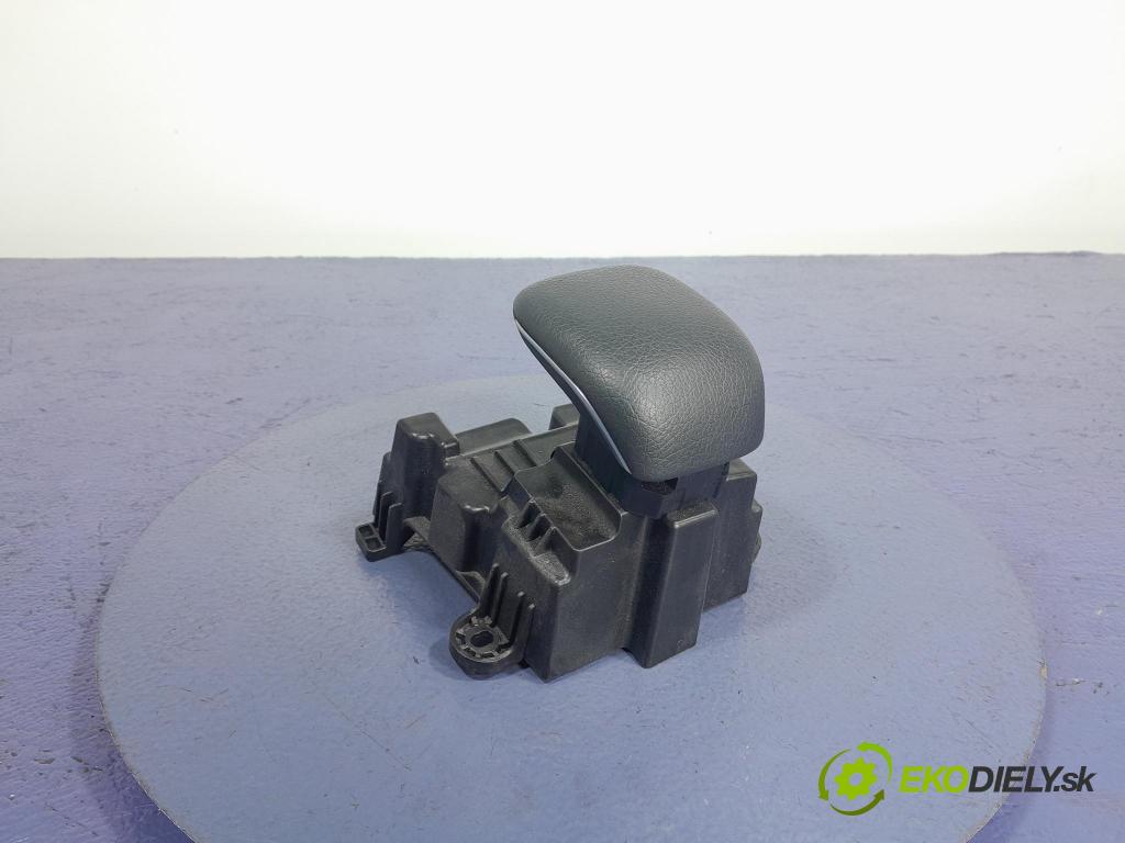 Mercedes A-klasa 2019 loketní opěrka A1776831400