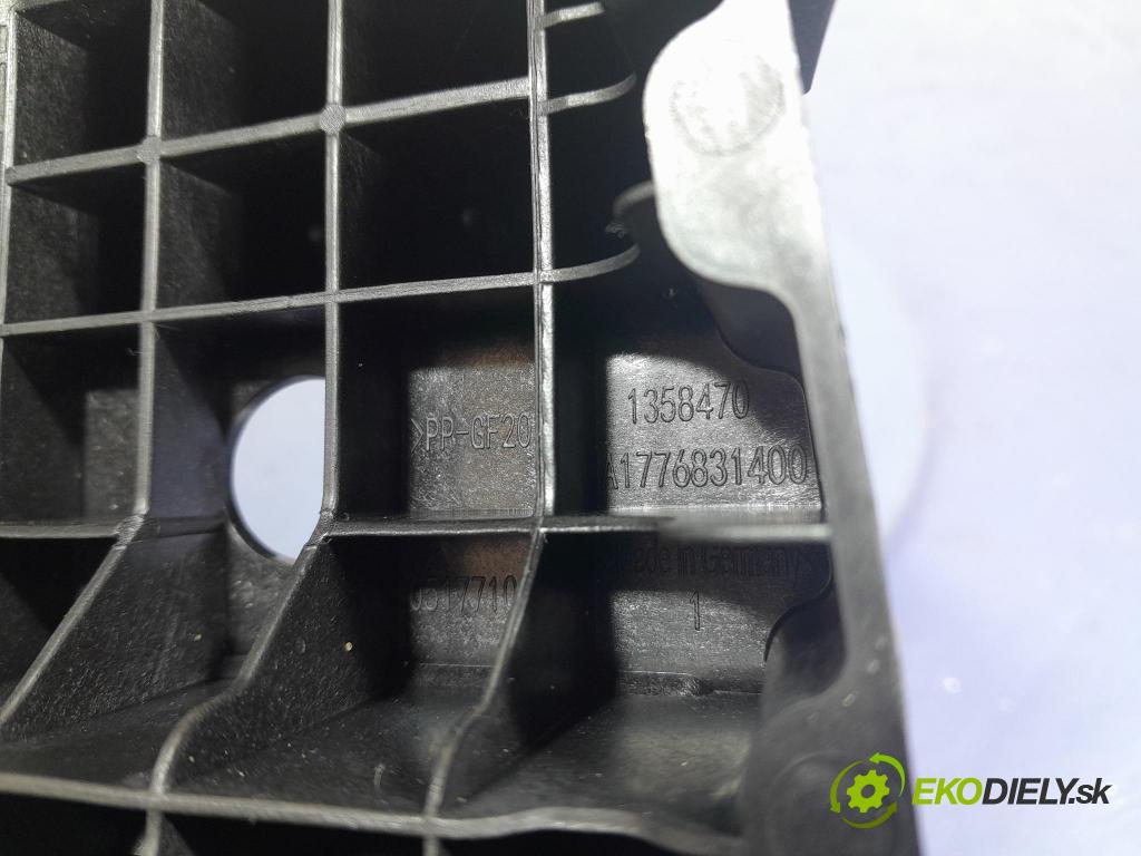 Mercedes A-klasa 2019 loketní opěrka A1776831400