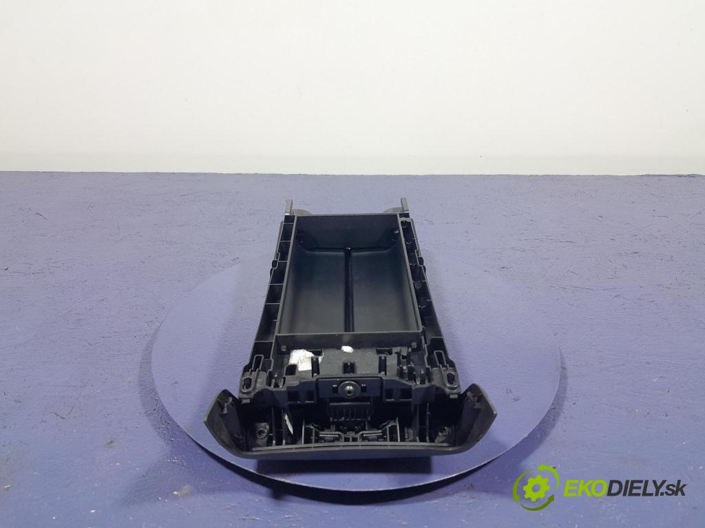 Mercedes A-klasa 2019 loketní opěrka 1358450