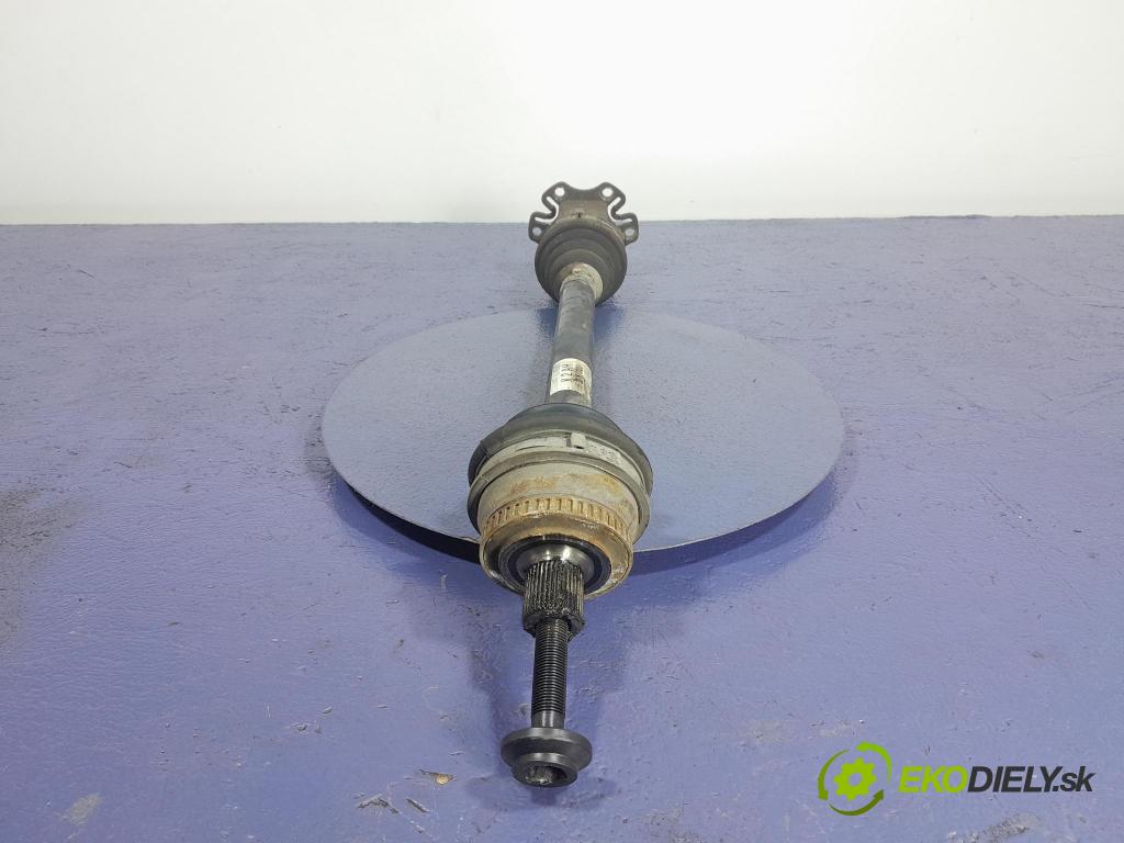 Audi A4 2004 poloos Prava: Predné 8E0407272AH