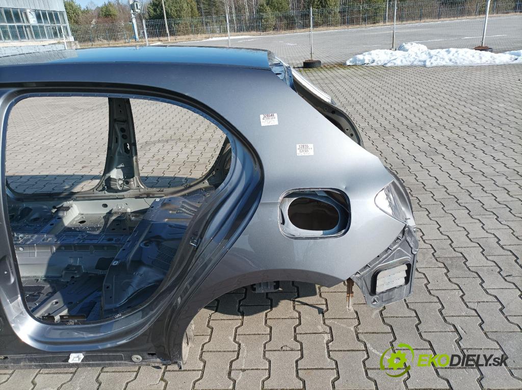 Mercedes A-klasa 2019 blatník zad Vľavo: