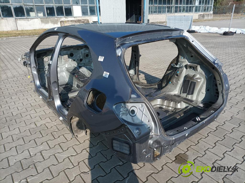 Mercedes A-klasa 2019 blatník zad Vľavo: