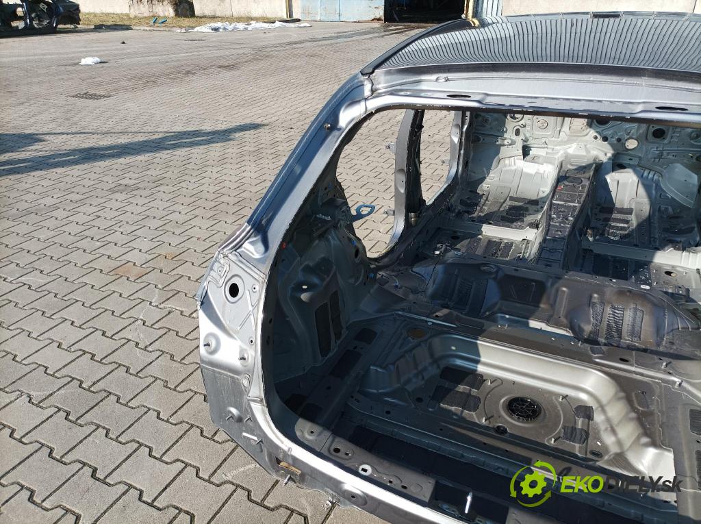 Mercedes A-klasa 2019 blatník zad Vľavo: