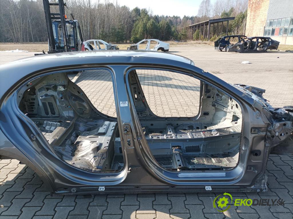 Mercedes A-klasa 2019 Práh: v pravo: