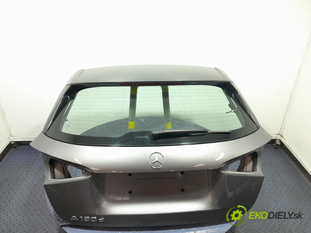 Mercedes A-klasa 2019 zadní dveře kufra: kufr