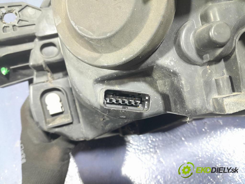 Renault Clio 2005 Reflektor: v pravo: 8200459823