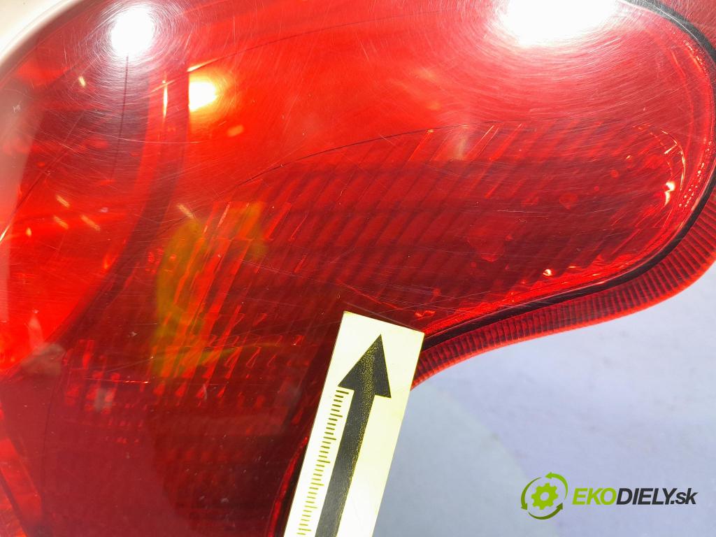 Toyota Avensis 2003 svetlo / reflektor zad Prava: Vonkajsia: 05-50