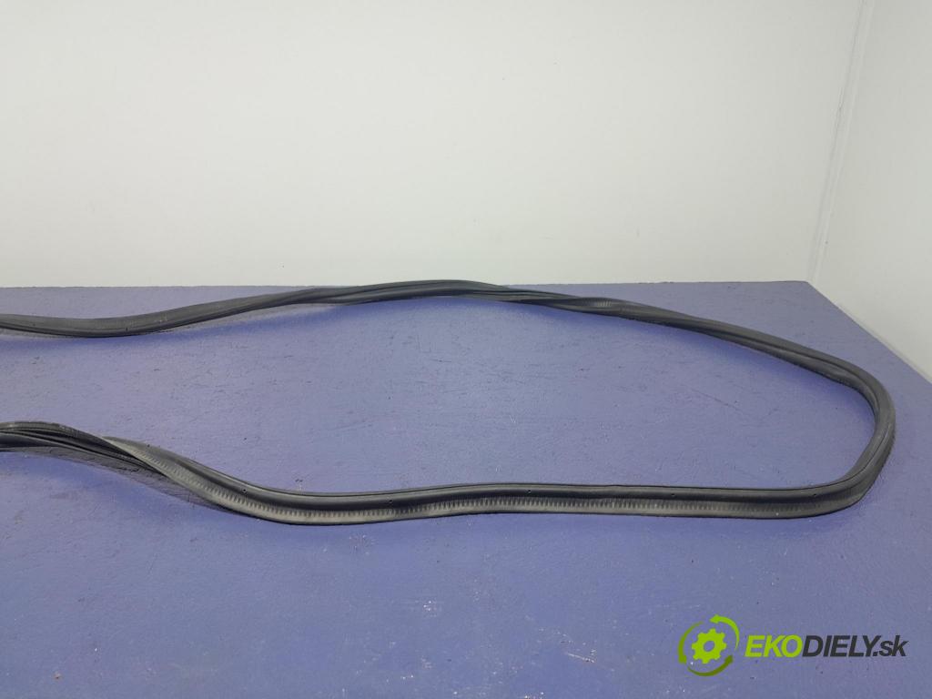 Skoda Superb 2019 Těsnění: Kryty kufr 3V5827705B