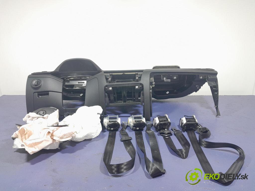 Skoda Superb 2019 kokpit,pristrojová doska