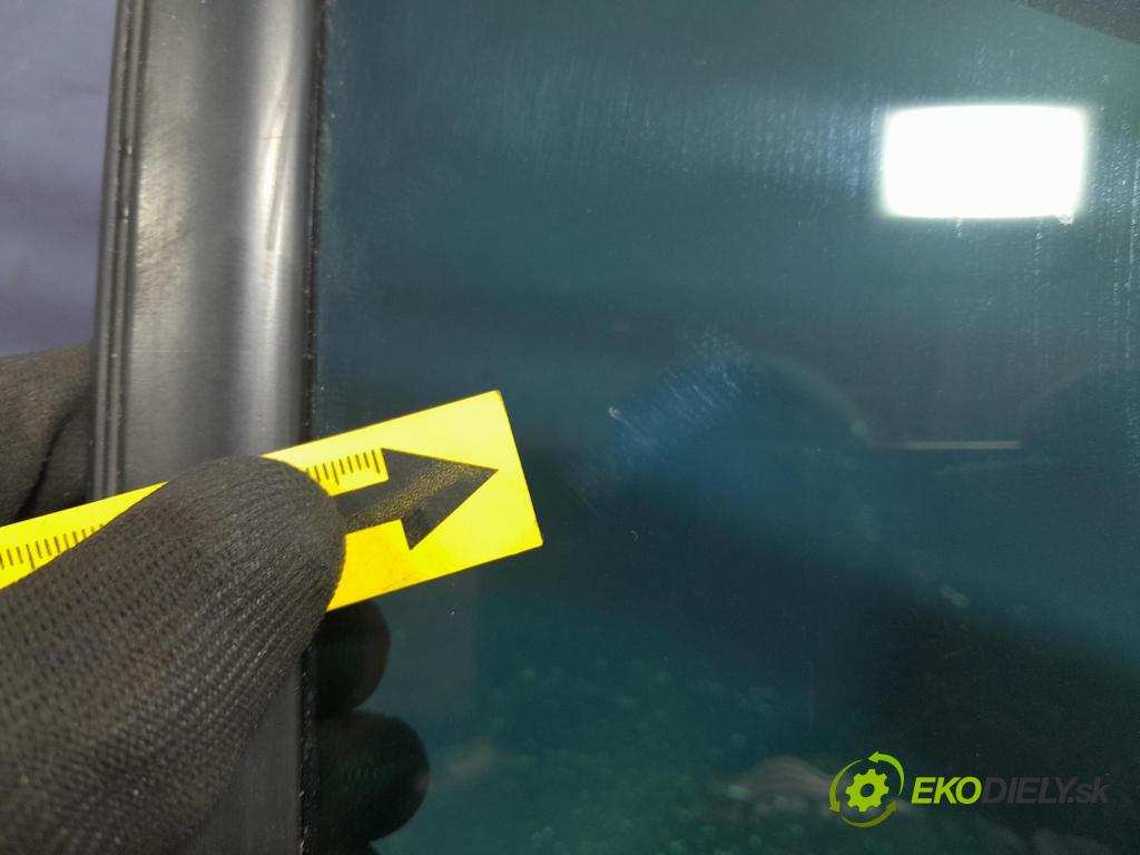 Skoda Superb 2019 sklo dvere zad ľavé