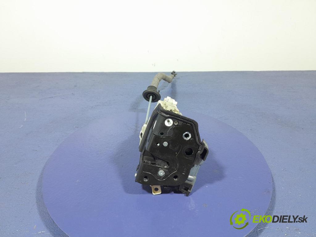 Audi Q7 2018 zámek dveře před v pravo: 8J1837016E