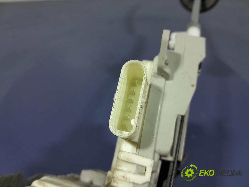 Audi Q7 2018 zámek dveře před v pravo: 8J1837016E