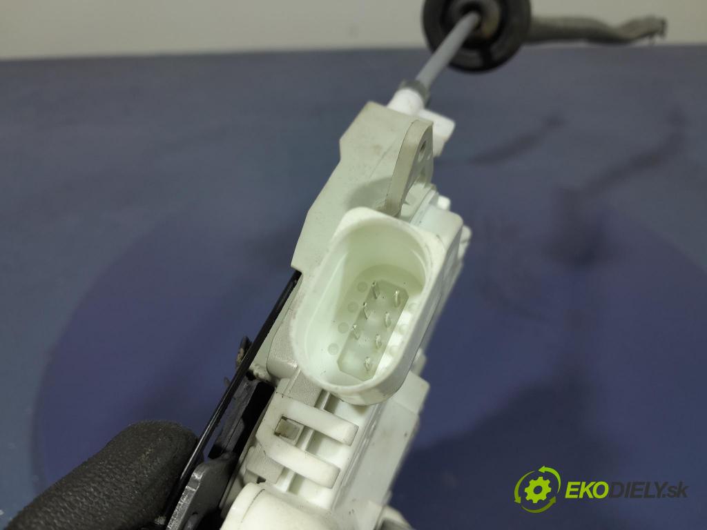 Audi Q7 2018 zámek dveře před Levý: 8J1837015E