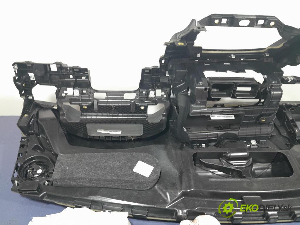 Audi Q7 2018 kokpit,přistrojova deska