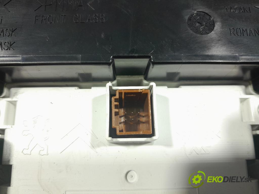 Peugeot 3008 2013 Přístrojová deska 9804263880