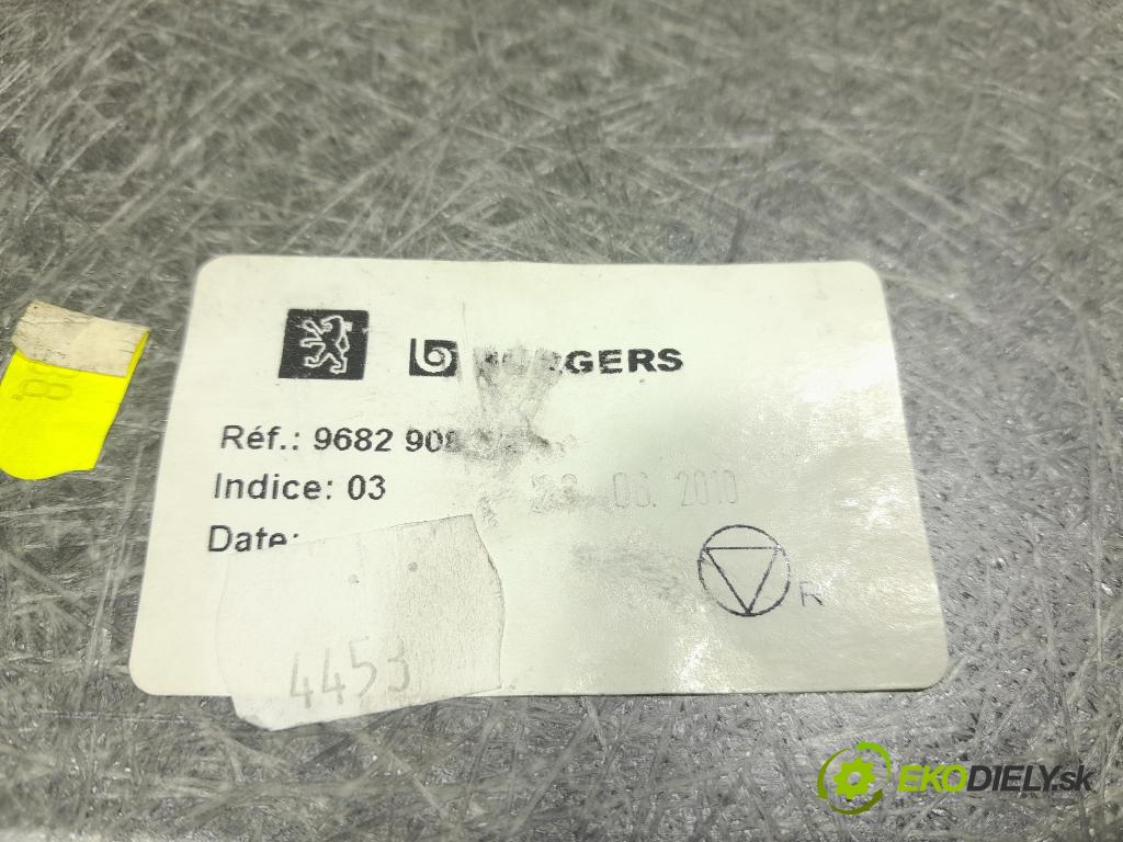 Peugeot 3008 2013 koberec do auta 96829080ZE