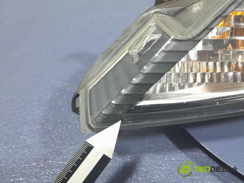 Honda Jazz 2012 Reflektor: Vľavo: