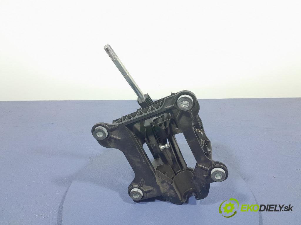 Ford Kuga 0 Páka: Zmeny: AV4R-7C453-NB