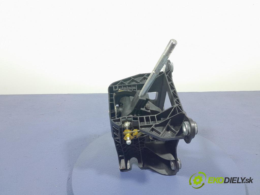 Ford Kuga 0 Páka: Zmeny: AV4R-7C453-NB