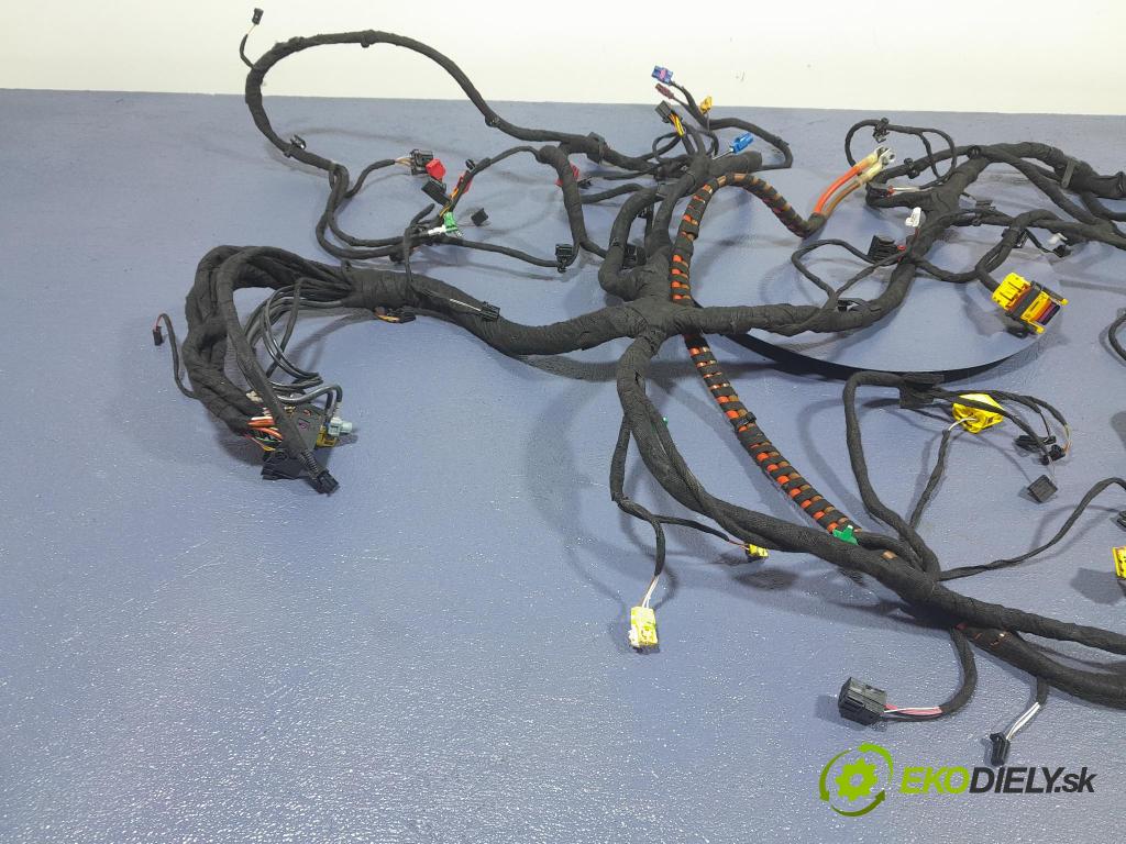 Audi Q7 2018 instalace Elektrický: 4M1971478C