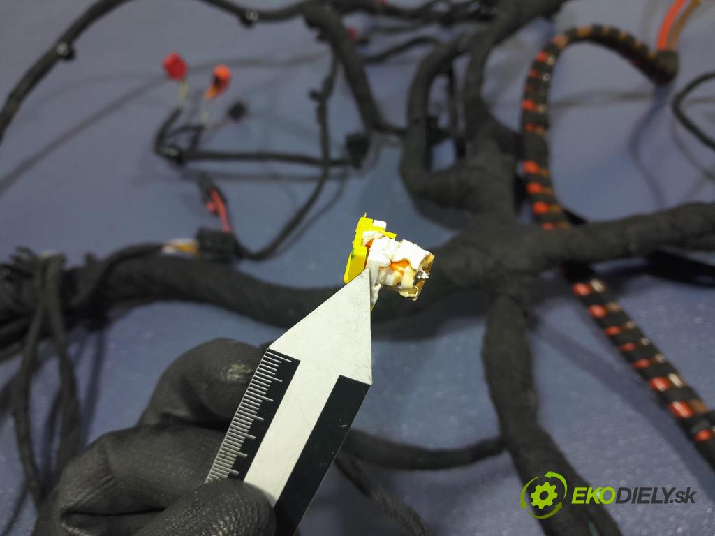 Audi Q7 2018 instalace Elektrický: 4M1971478C