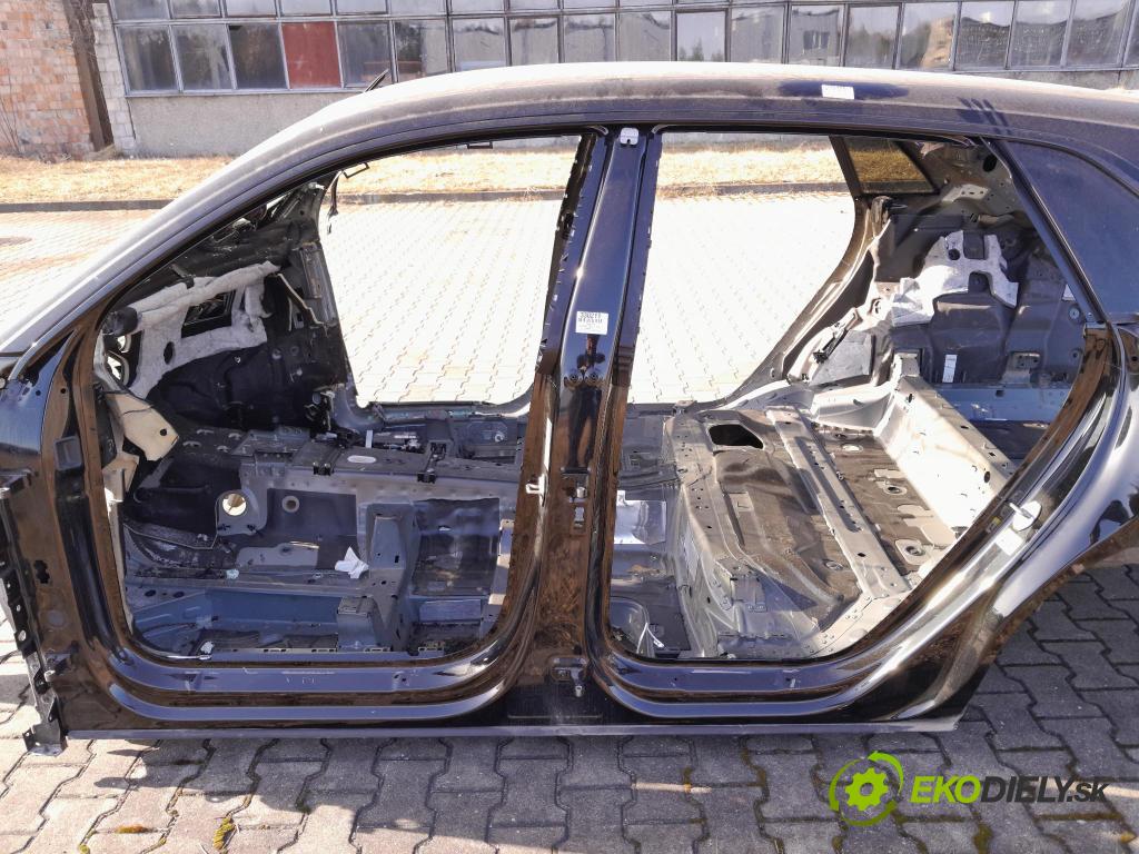 Audi Q8 2022 Práh: Vľavo: