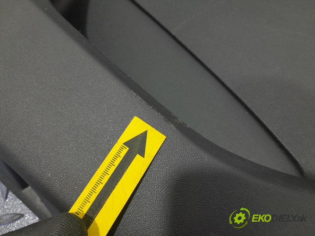 Peugeot 208 2016 sedačke: Soubor.