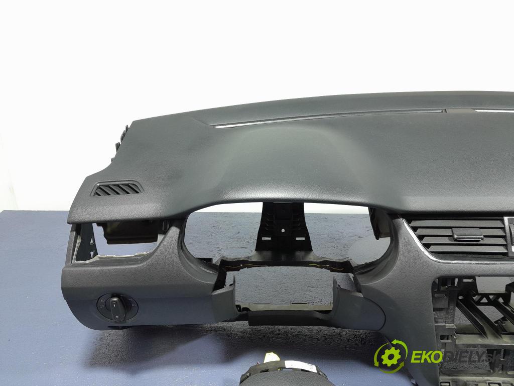 Skoda Octavia 2017 kokpit,přistrojova deska