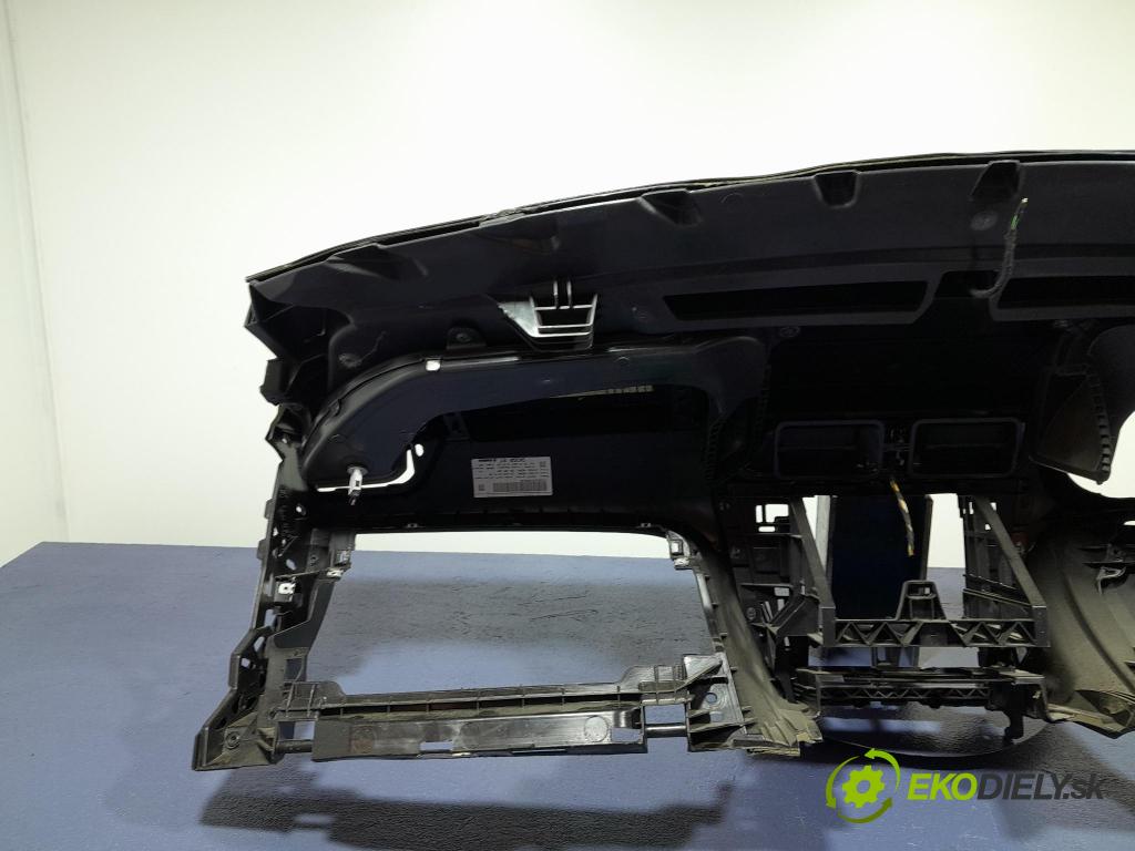 Skoda Octavia 2017 kokpit,přistrojova deska