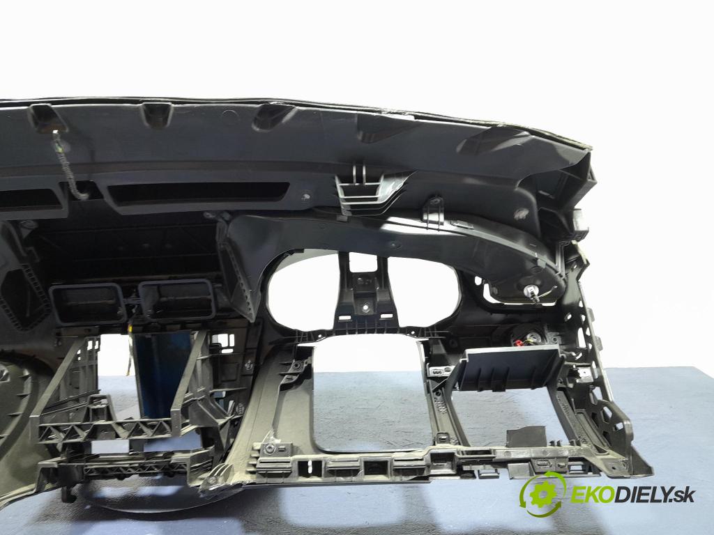 Skoda Octavia 2017 kokpit,přistrojova deska