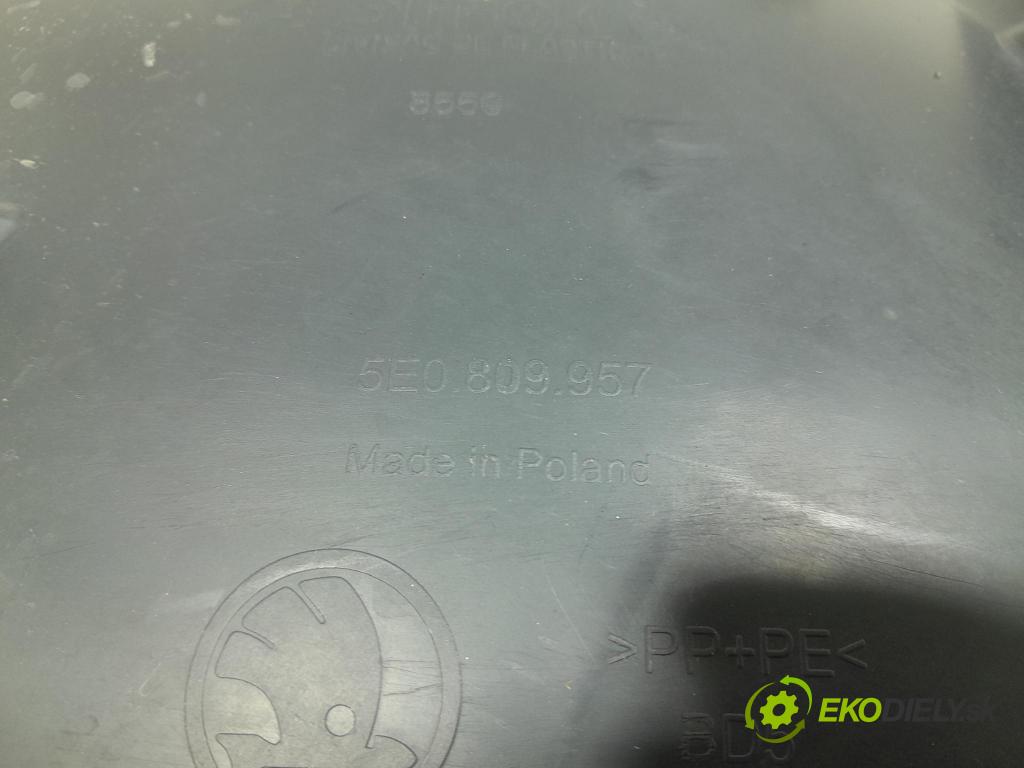 Skoda Octavia 2017 blatník: Plastický před 5E0809957