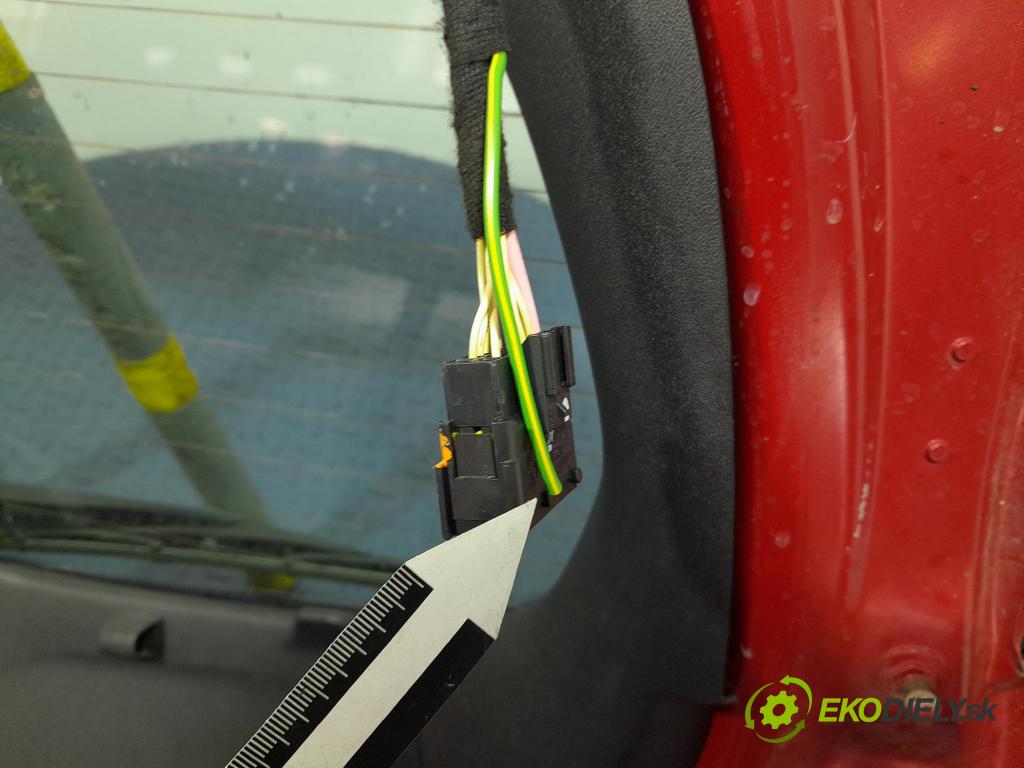 Peugeot 208 2016 zadní dveře kufra: kufr 