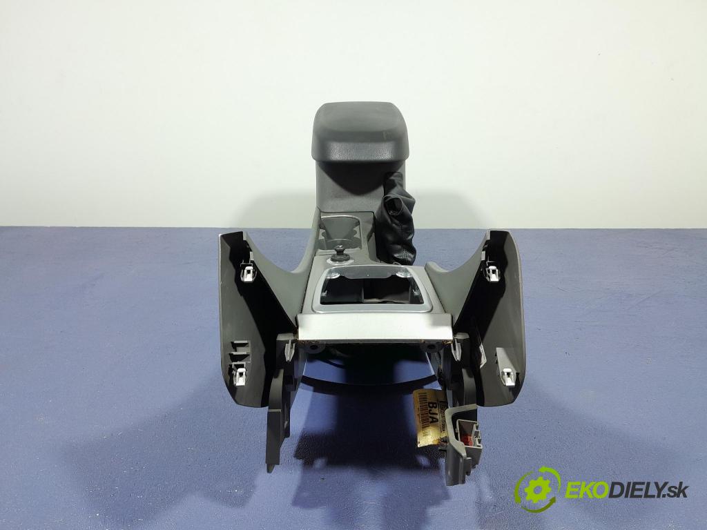 Ford Focus 2009 loketní opěrka