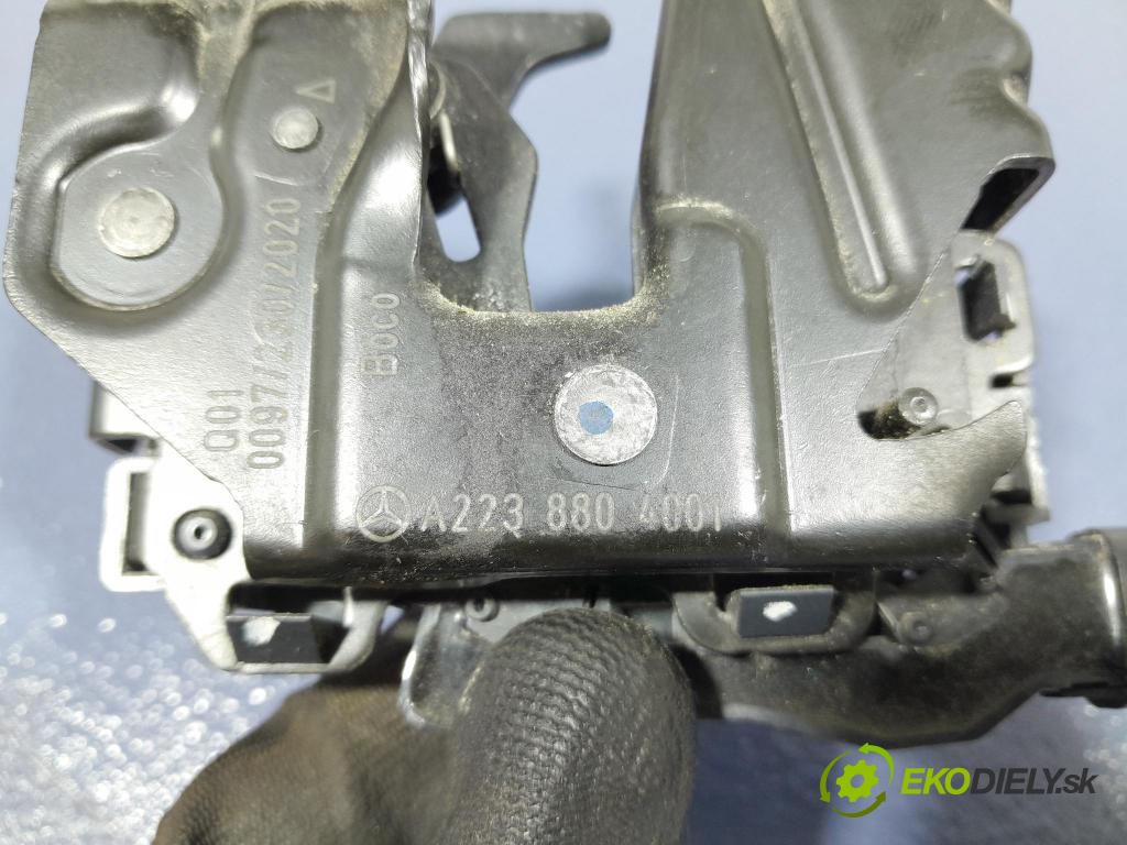 Mercedes S-klasa 2021 zámek masky: A2238804001