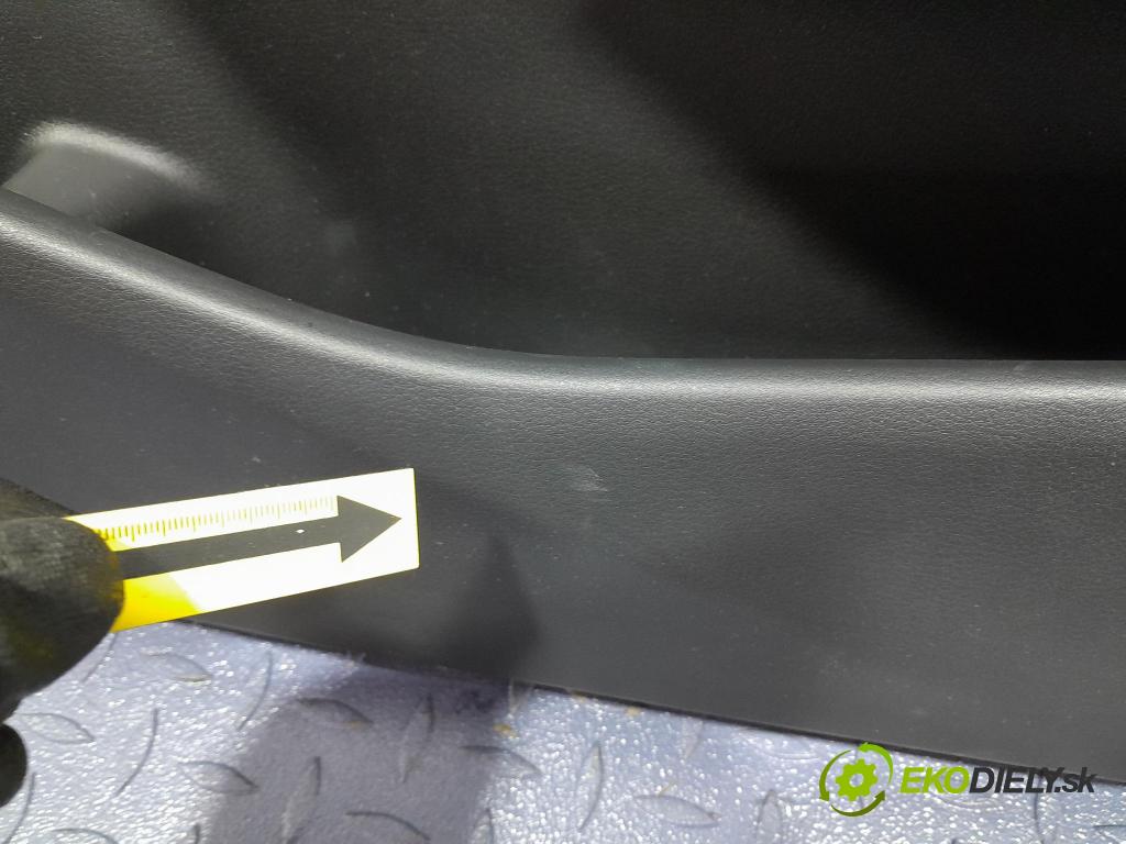 Mazda 3 2021 Tapacír: dveře před Práva: