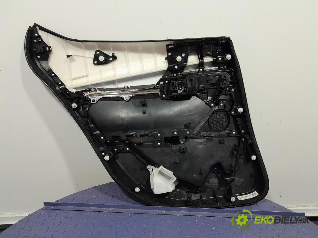 Mazda 3 2021 Tapacír: dveře Zad: Práva: