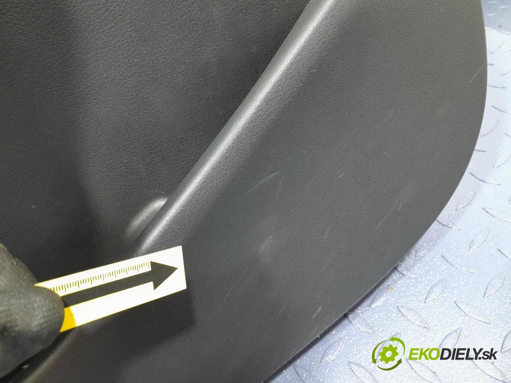 Mazda 3 2021 Tapacír: dveře před levá