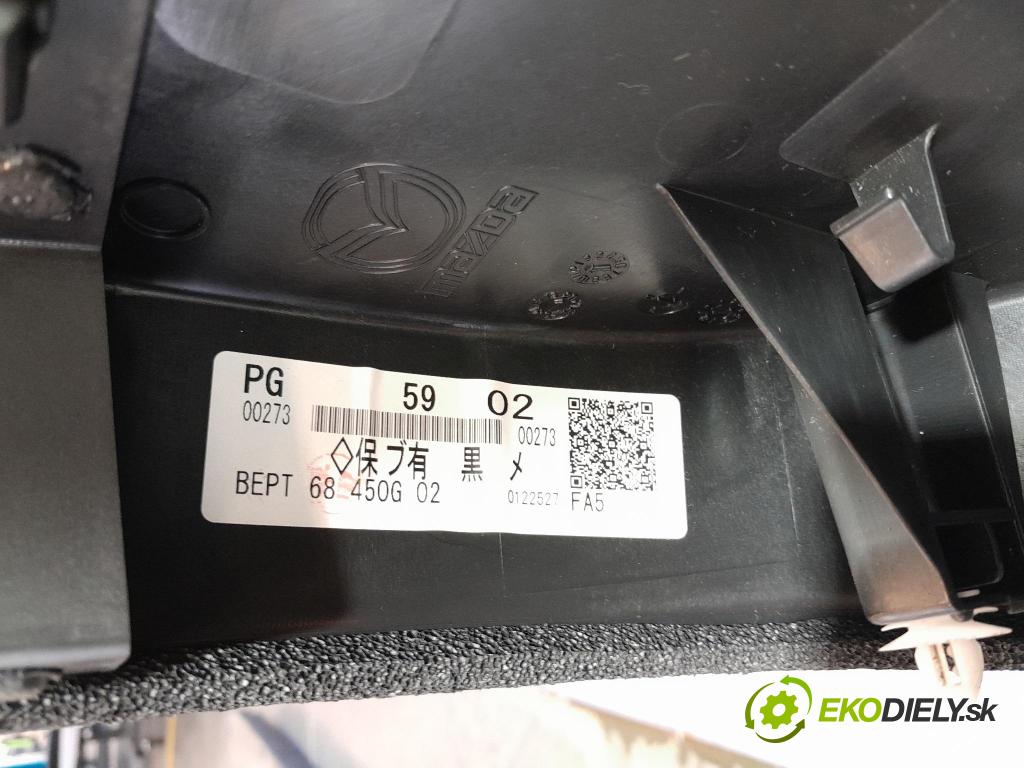 Mazda 3 2021 Tapacír: dveře před levá 