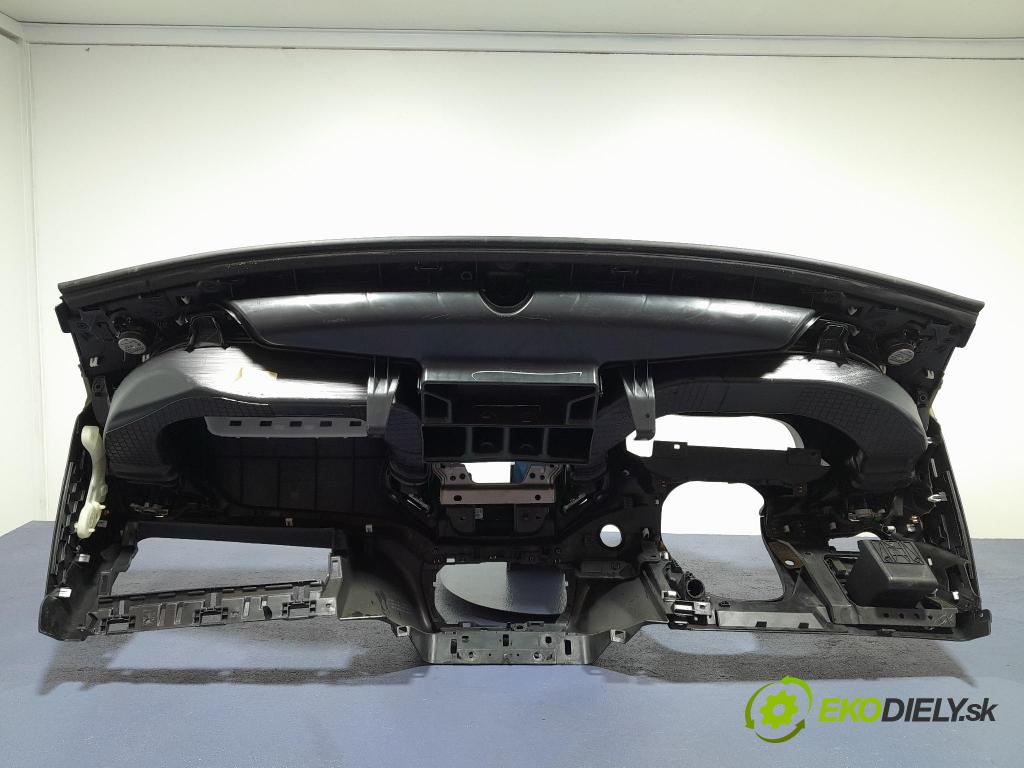 Jeep Cherokee 2016 kokpit,přistrojova deska