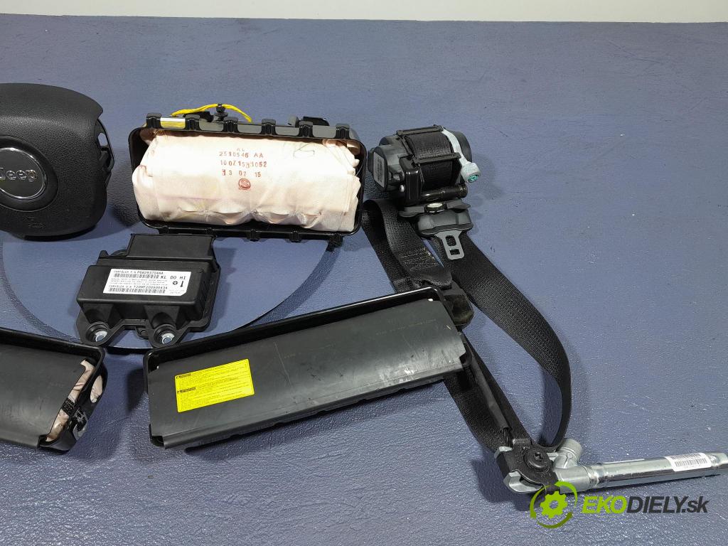 Jeep Cherokee 2016 kokpit,přistrojova deska