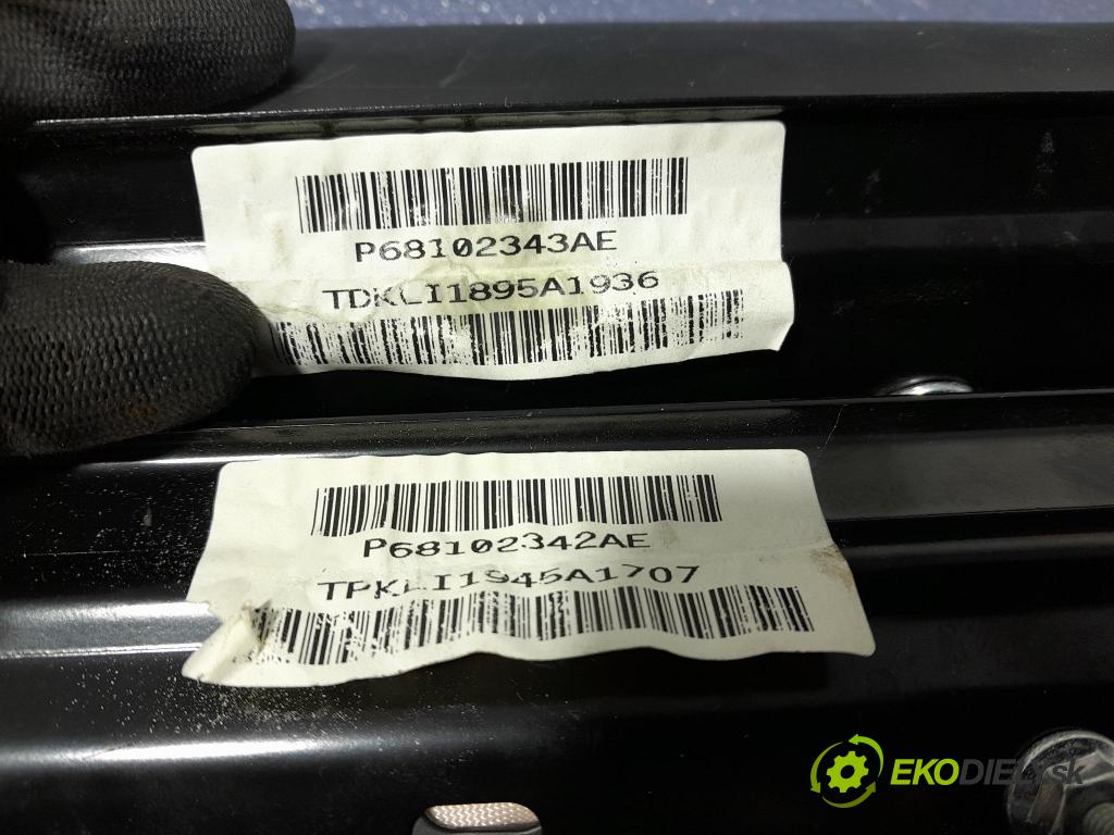 Jeep Cherokee 2016 kokpit,přistrojova deska