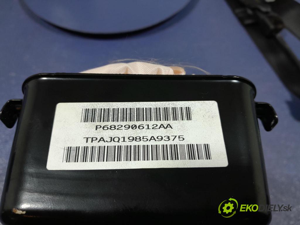 Jeep Cherokee 2016 kokpit,přistrojova deska