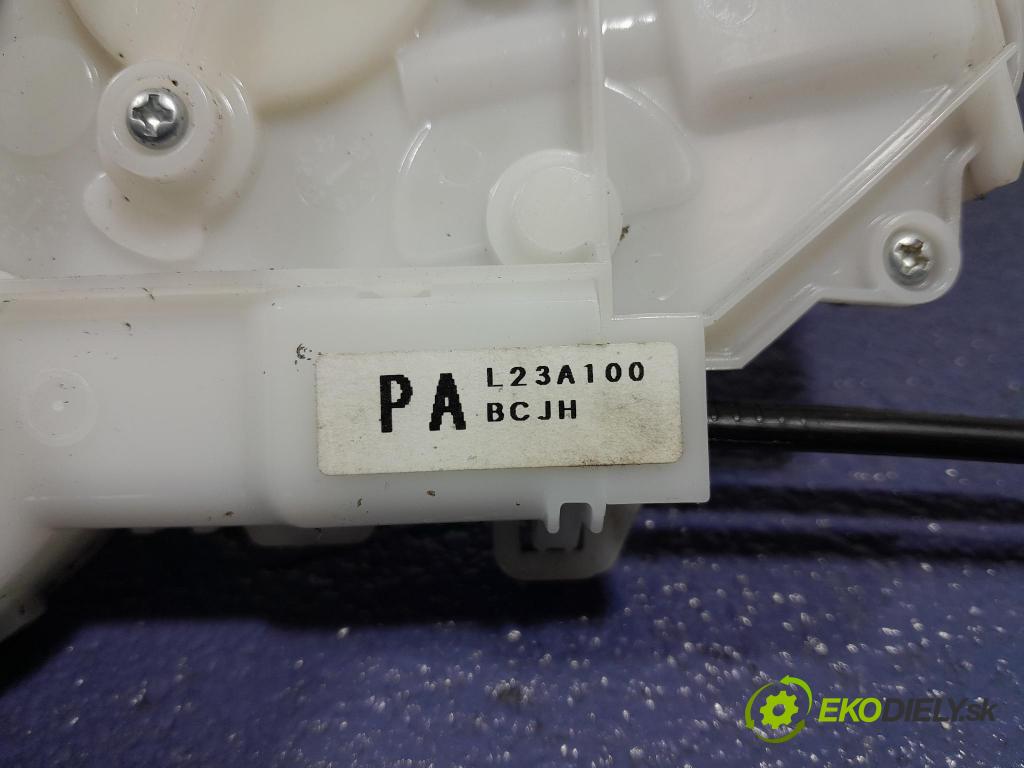 Mazda 3 2021 zámek dveře před Levý: 